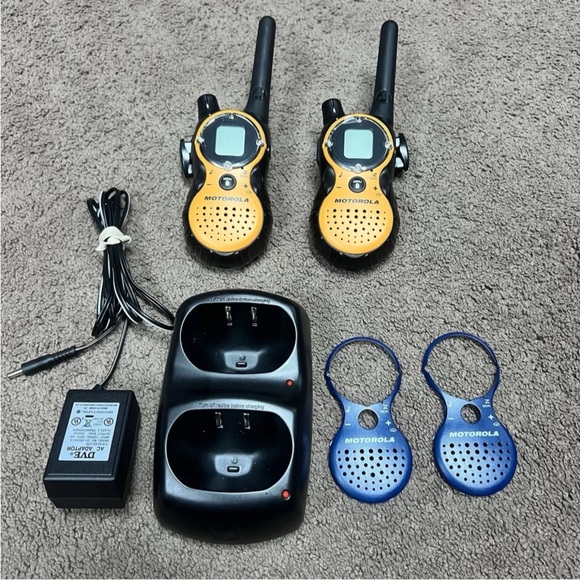 Motorola TALKABOUT T8500 Two Way Radios With Charger And Two Xtra faces set of 2 - Picture 1 of 13